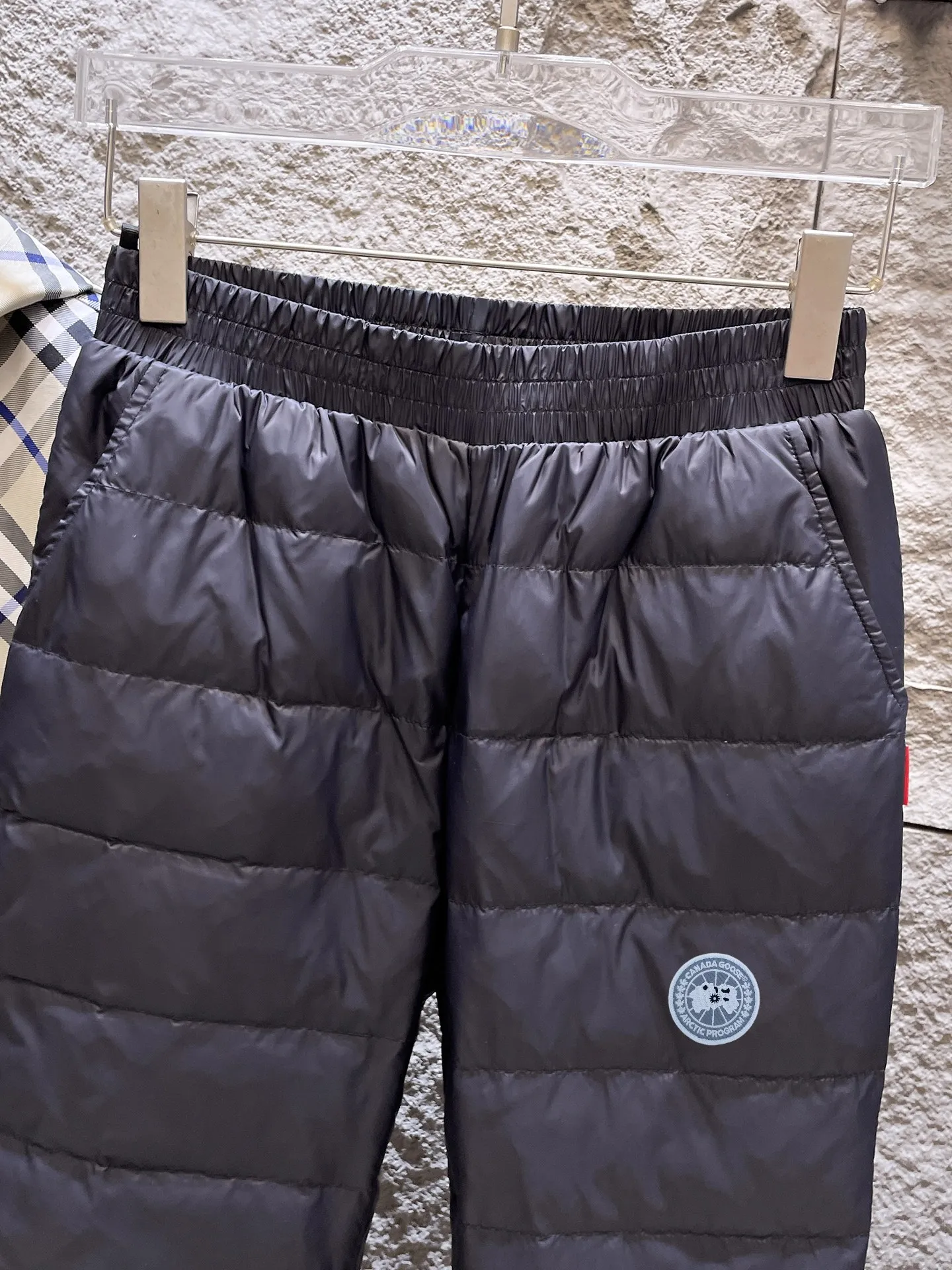 P490 Big Goose🇨🇦🌹25 new autumn and winter thickened warm down pants are here🔥Winter essential outdoor windproof, lockable and warm. Made of professional-grade outdoor windproof, waterproof and breathable fabric. Lining 90% white duck down filling. Lightweight design. Lightweight and warm. Seamless gluing process on the inside. Made of light and gall-free anti-drilling fabric to effectively prevent velvet running. Original hardware accessories. Classic logo matching. Simple and versatile, the upper body is stylish and not bloated. The style is the same for men and women! Size: M-3XL.